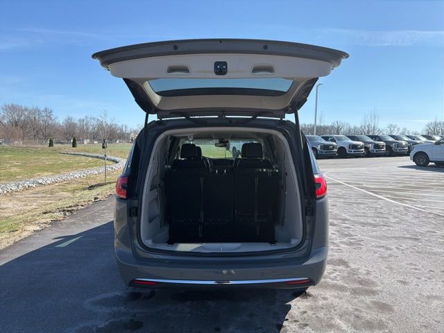 Used 2023 Chrysler Pacifica Touring-L image 9