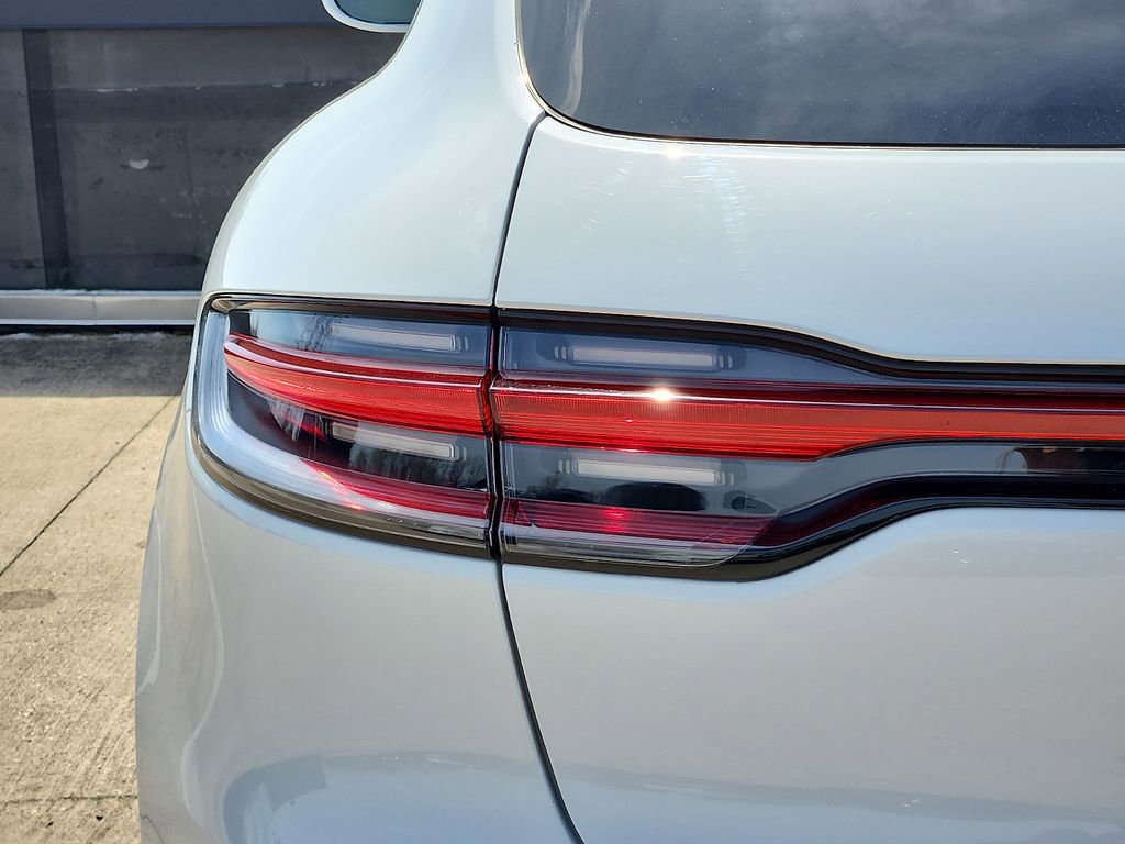 Certified 2025 Porsche Macan image 9