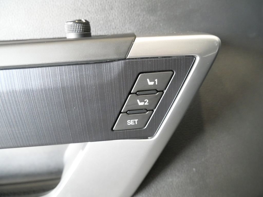 Used 2024 Toyota Tundra Platinum AWD/4WD image 30