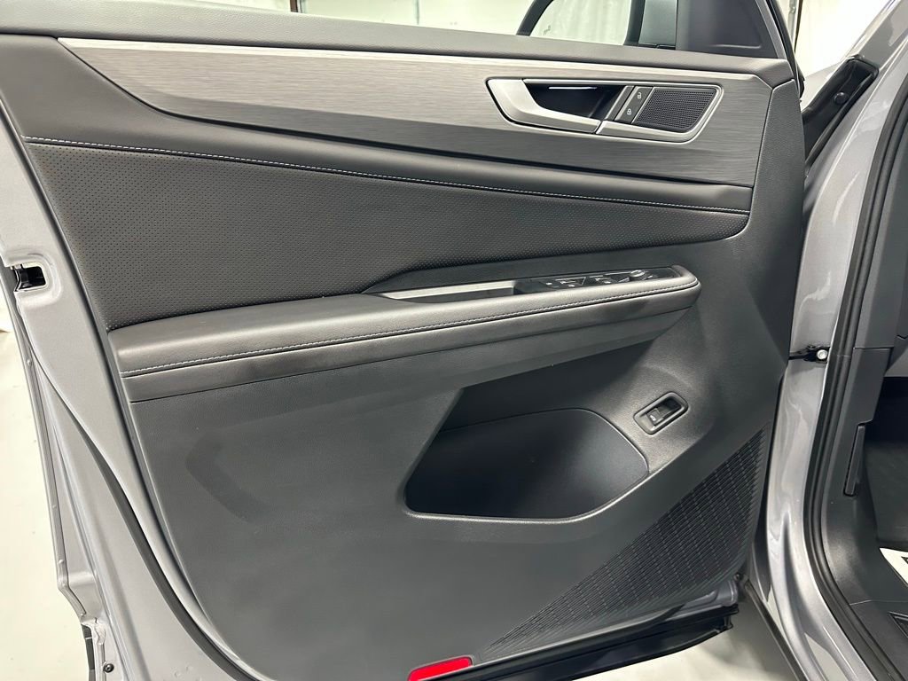 Used 2025 Volkswagen Atlas Cross Sport SE image 8