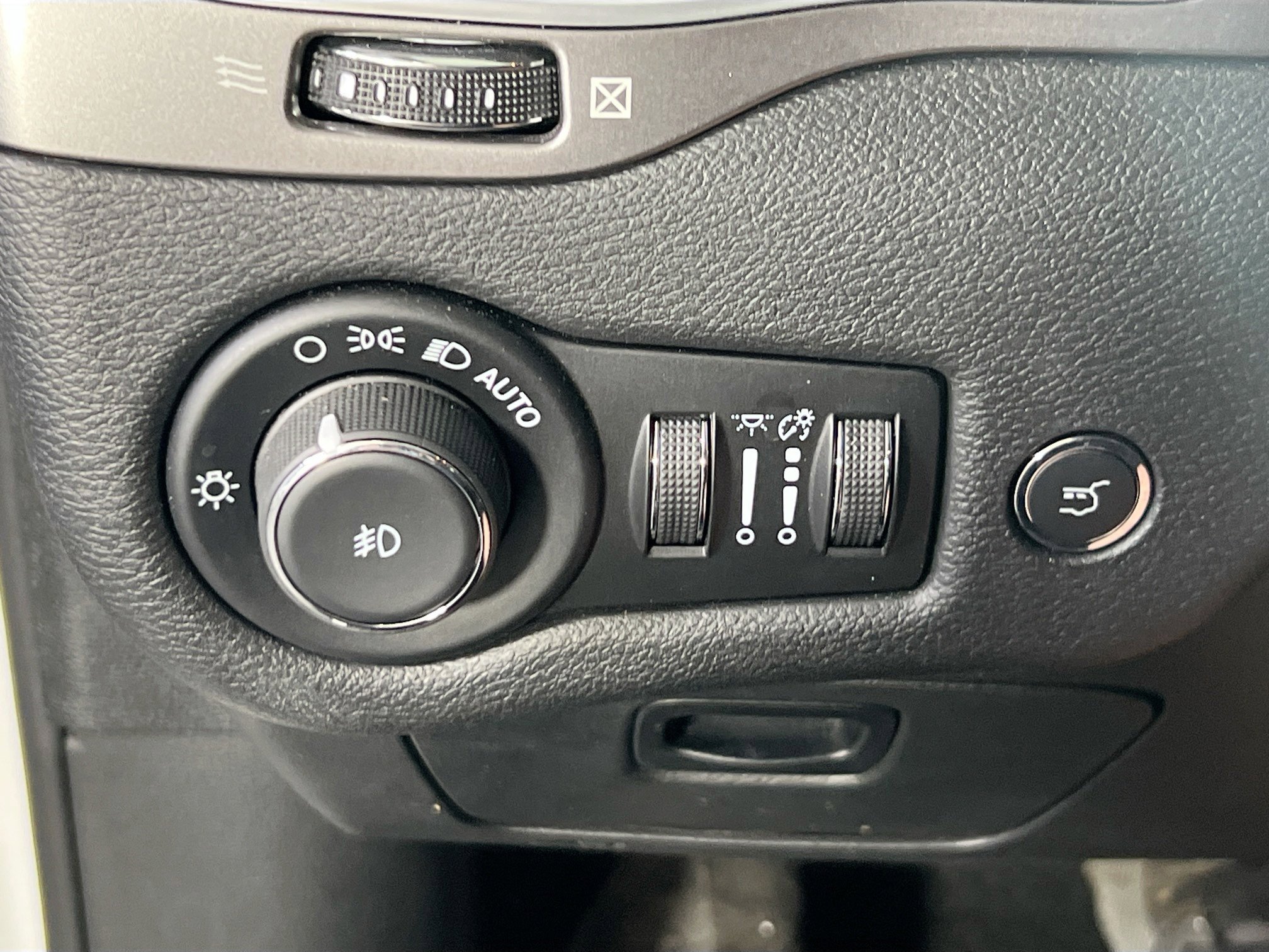 Used 2022 Jeep Cherokee Limited w/ Mopar Interior Package image 10