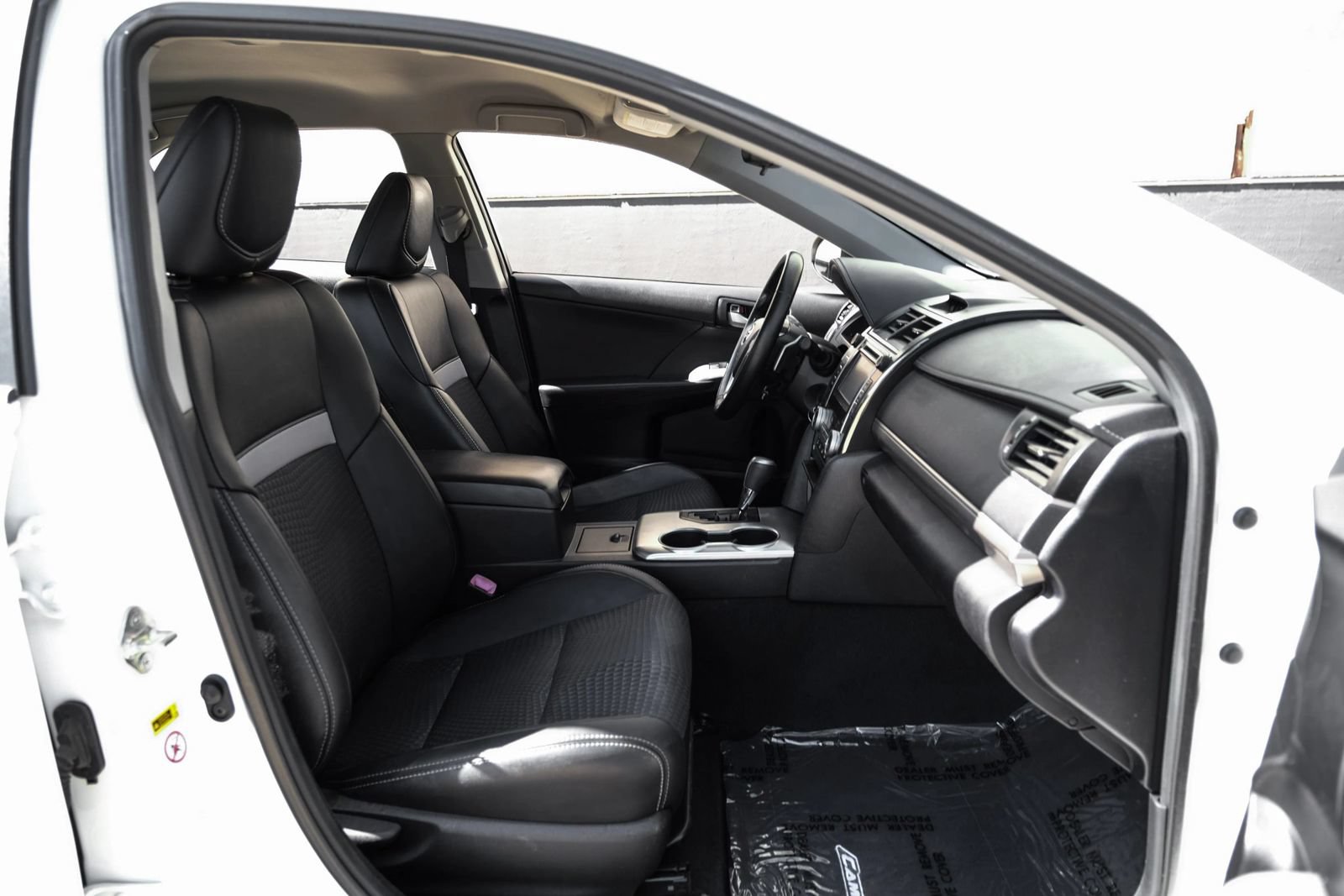 Used 2014 Toyota Camry SE FWD image 32