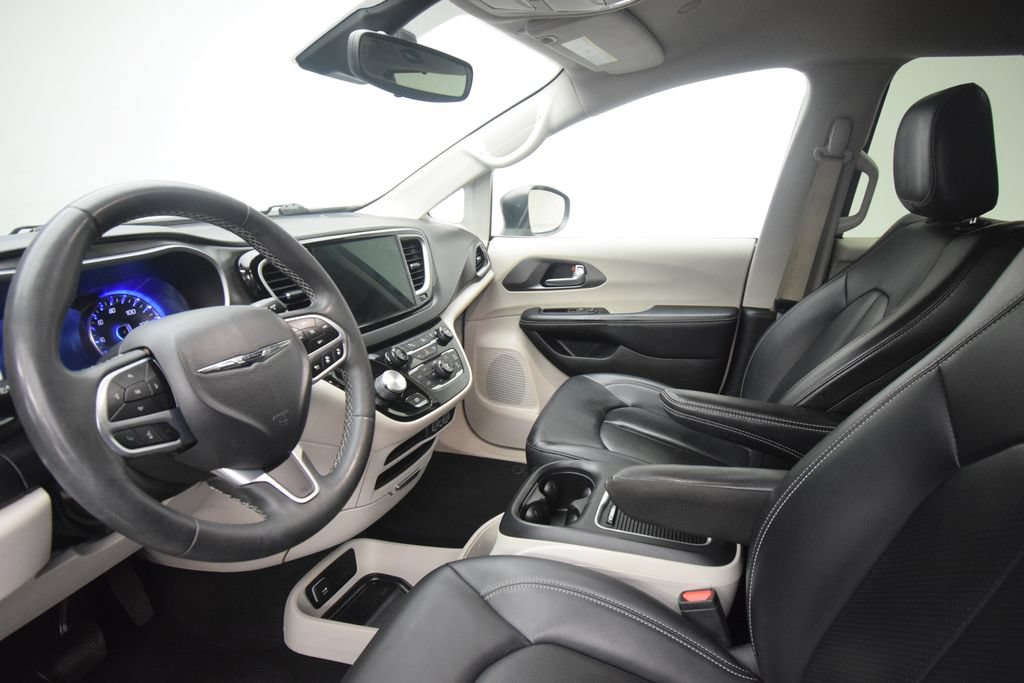 Used 2023 Chrysler Pacifica Touring-L FWD image 9