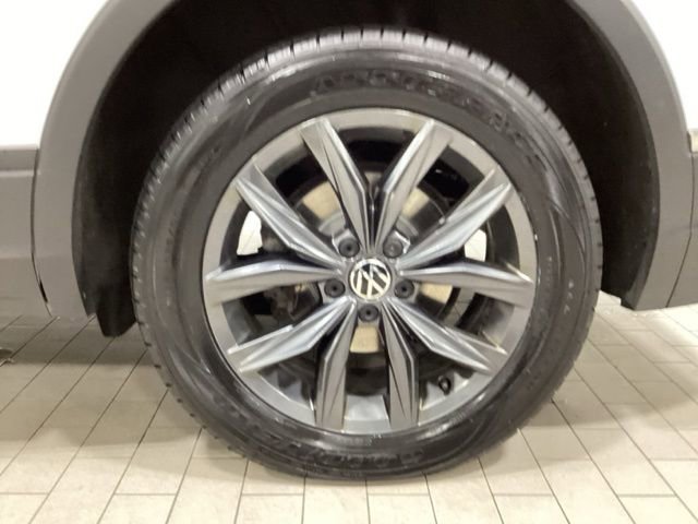 Used 2023 Volkswagen Tiguan SE w/ Panoramic Sunroof Package image 21