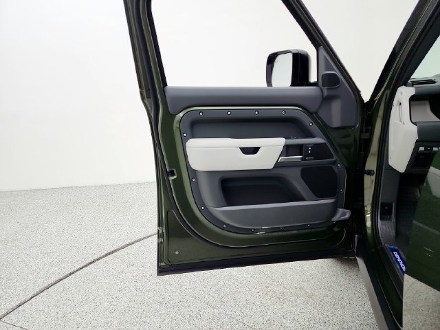 New 2026 Land Rover Defender 110 X-Dynamic SE AWD/4WD image 27