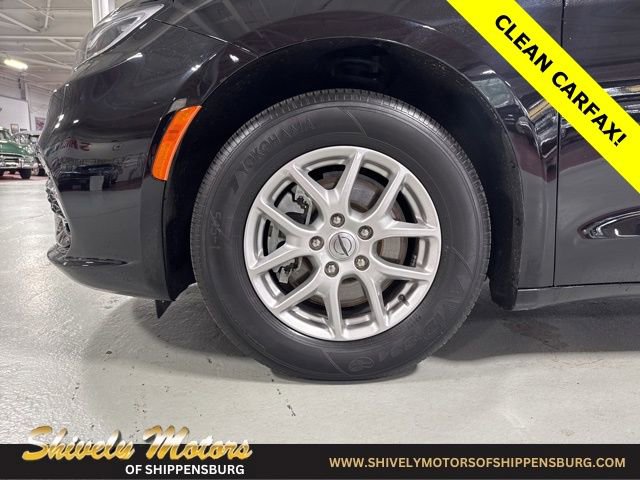 Used 2024 Chrysler Pacifica Touring image 9