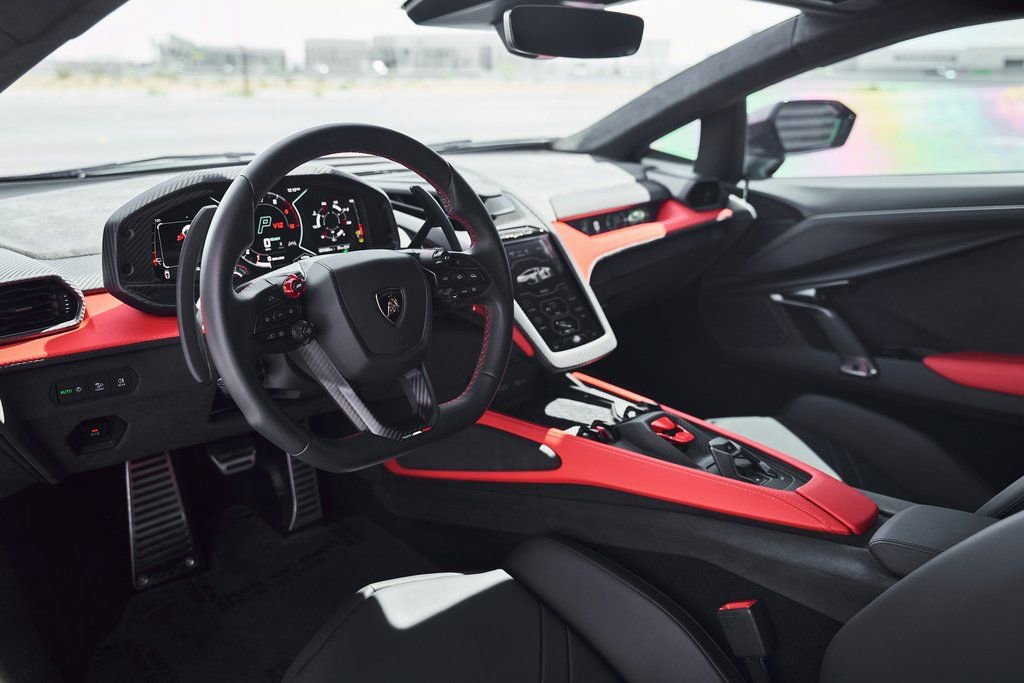 Used 2025 Lamborghini Revuelto image 2