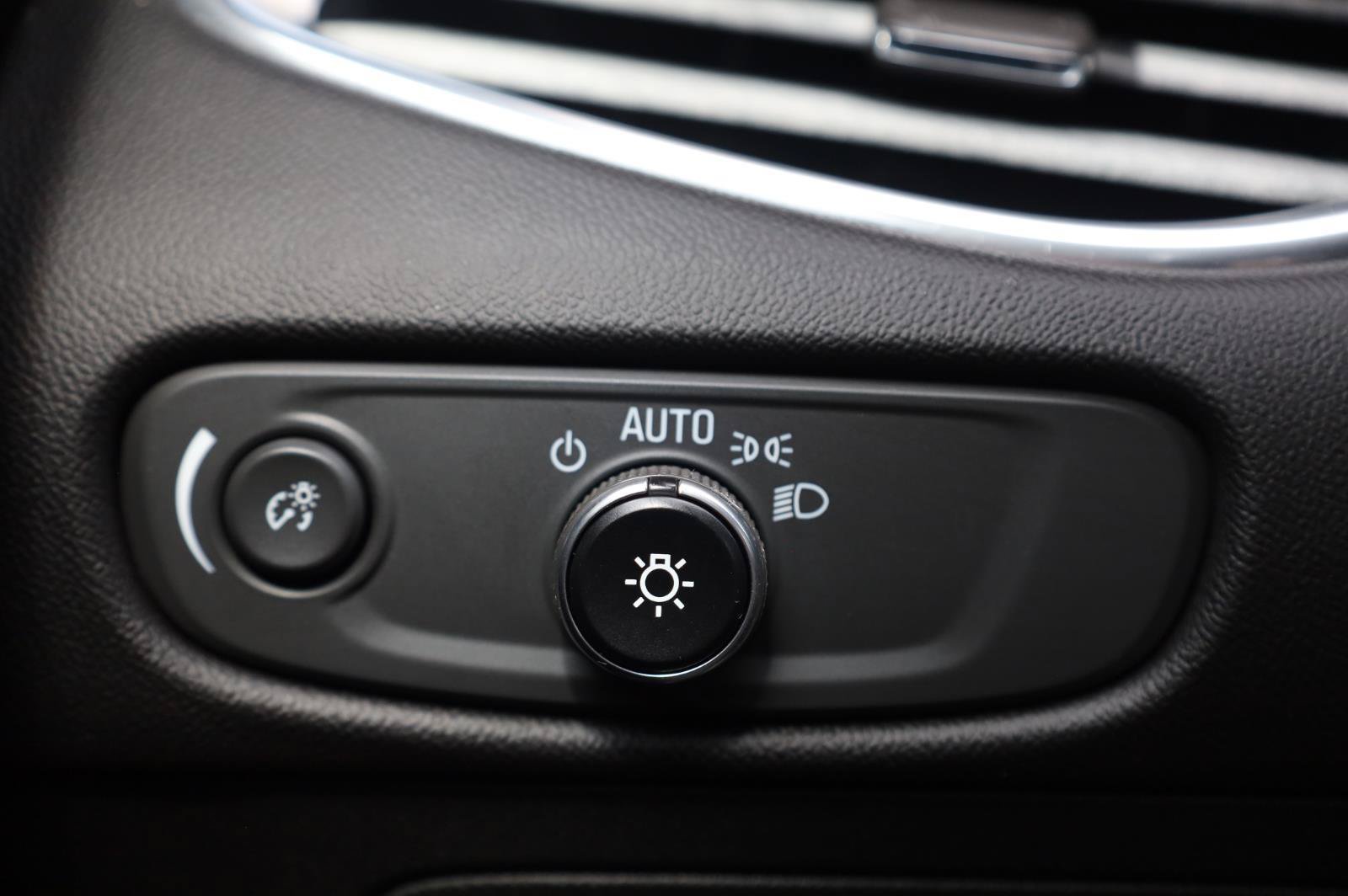 Used 2018 Chevrolet Malibu Hybrid w/ Leather Package FWD image 33