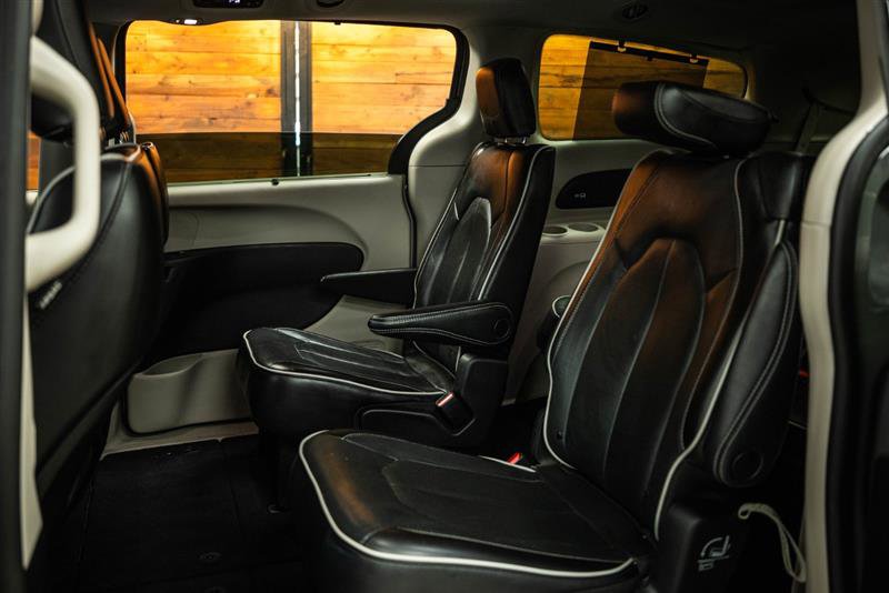Used 2023 Chrysler Pacifica Limited image 10