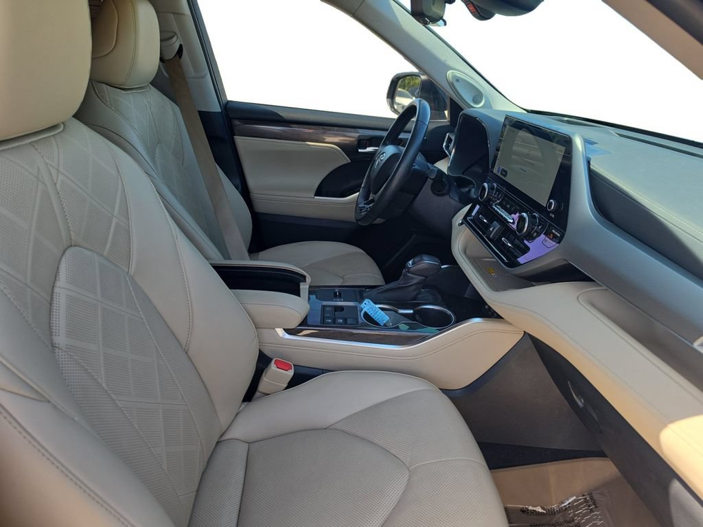 Used 2023 Toyota Highlander Platinum FWD image 18