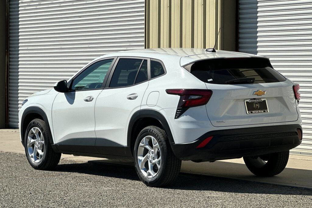 Used 2024 Chevrolet Trax LS w/ LS Convenience Package image 4