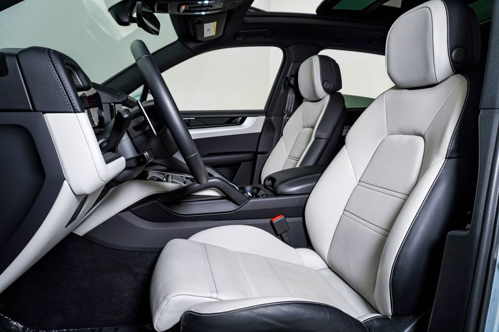 Certified 2025 Porsche Cayenne image 5