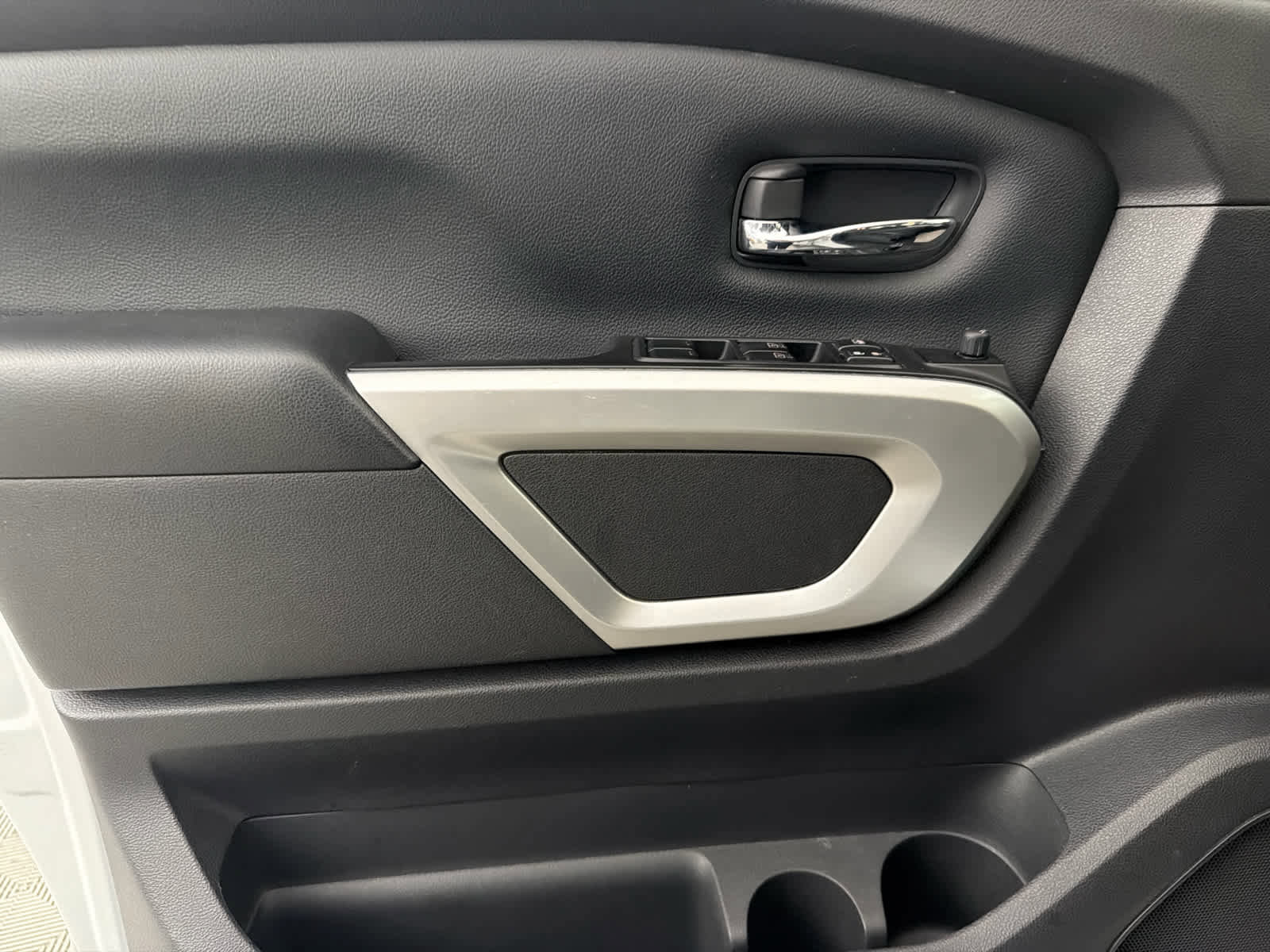 Used 2023 Nissan Titan SV w/ SV Convenience Package image 22