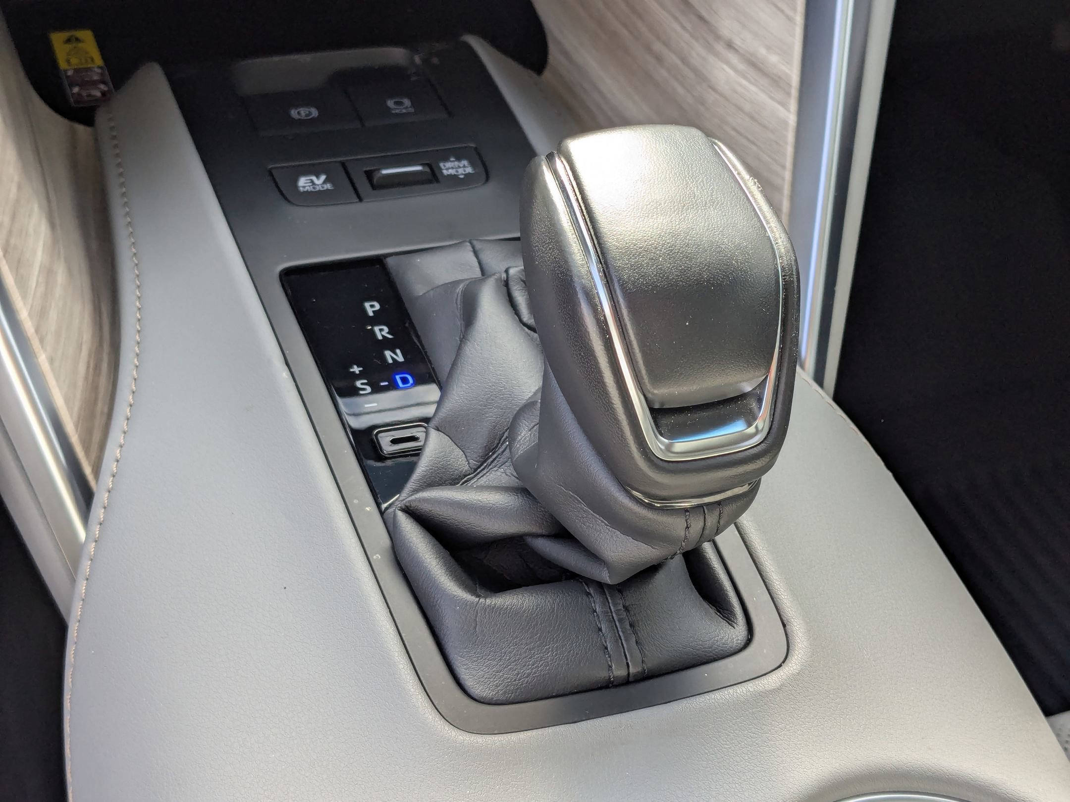 Used 2024 Toyota Venza Limited image 15