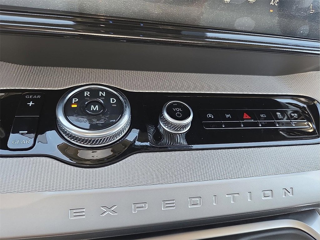 New 2025 Ford Expedition Active image 15