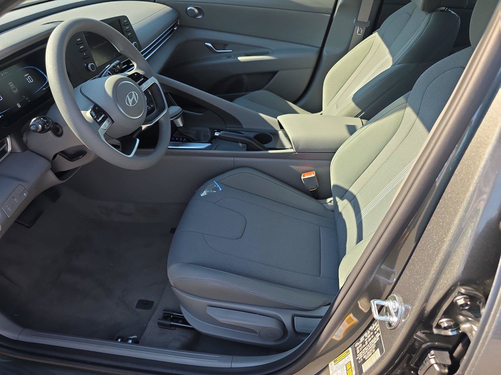 New 2026 Hyundai Elantra SE FWD image 3