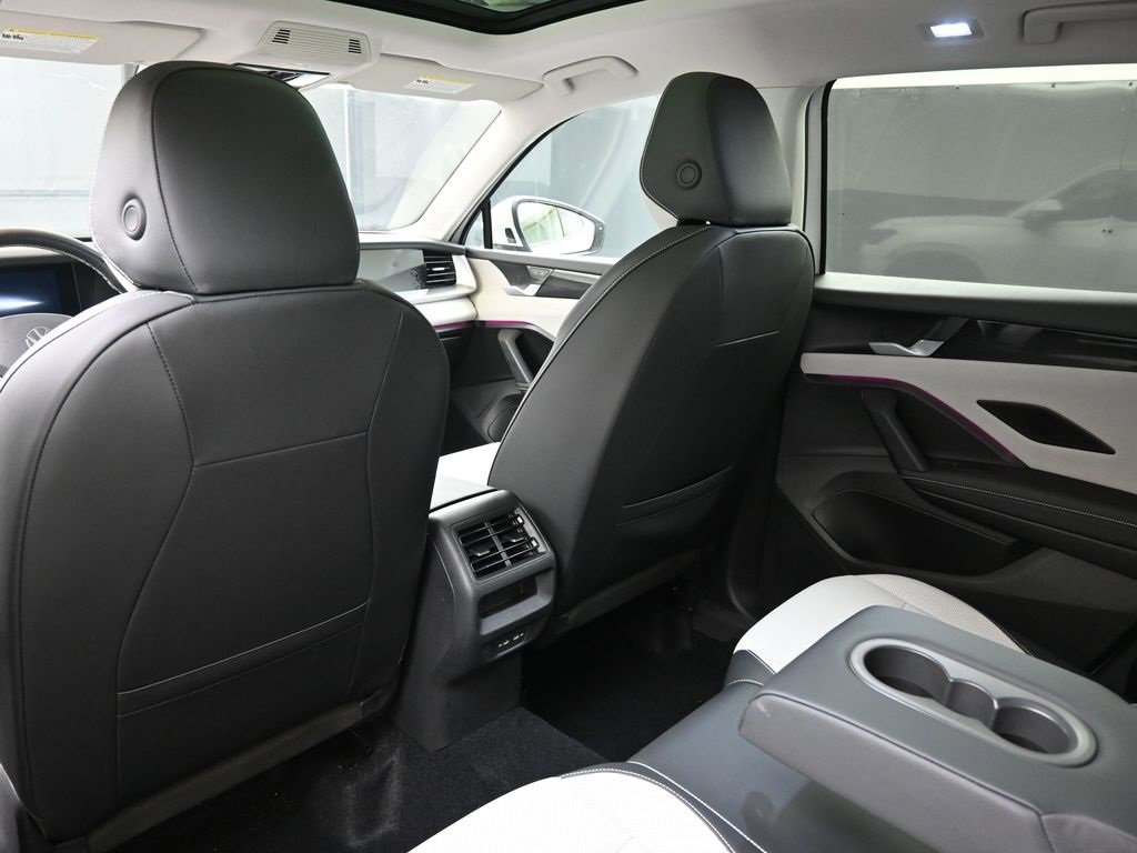Used 2025 Volkswagen Tiguan SE w/ Panoramic Sunroof Package image 19