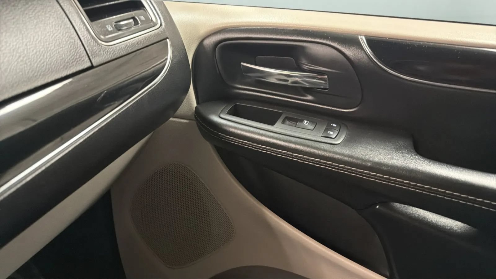 Used 2018 Dodge Grand Caravan SXT FWD image 16