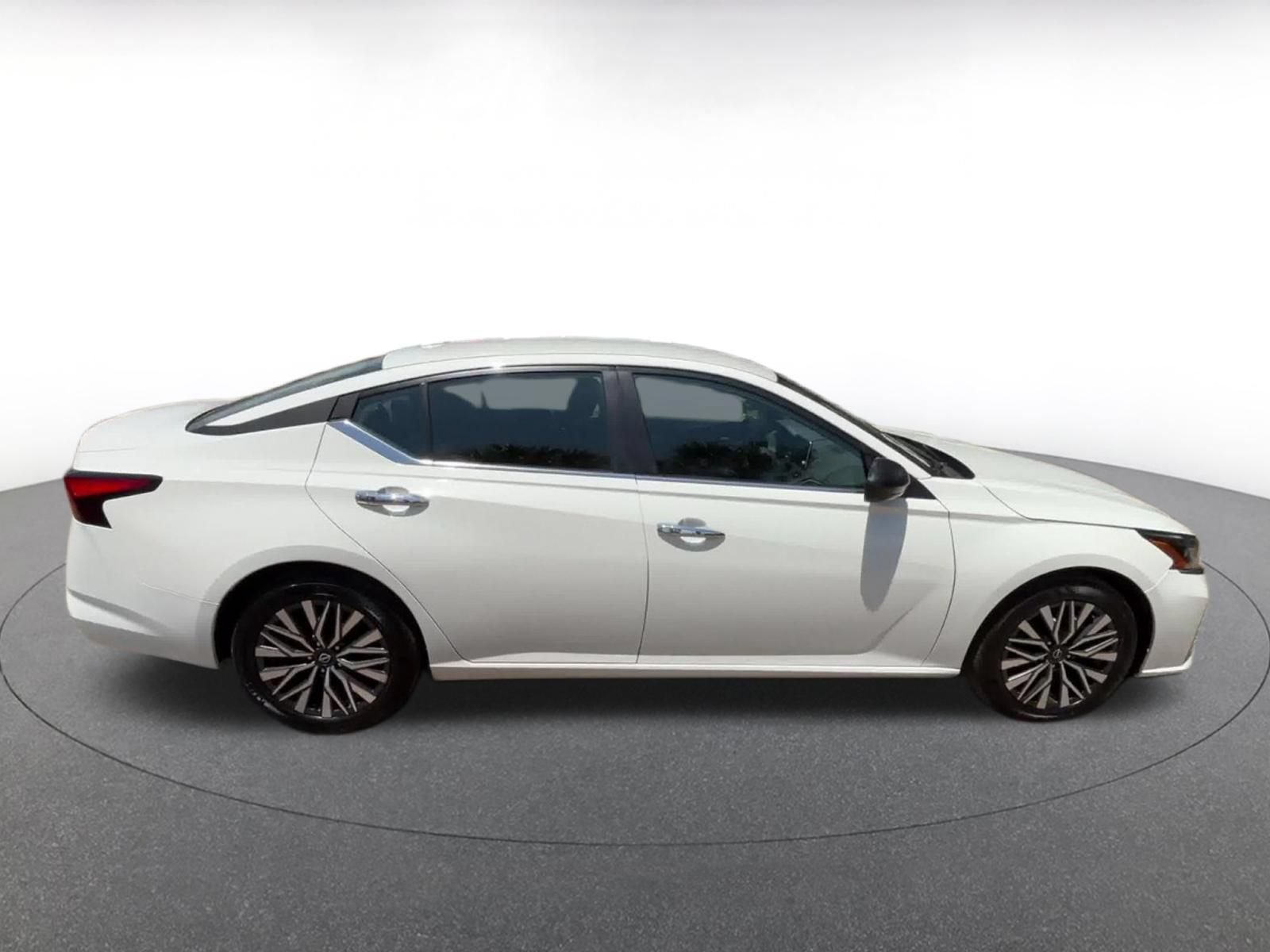 Used 2025 Nissan Altima 2.5 SV FWD image 16