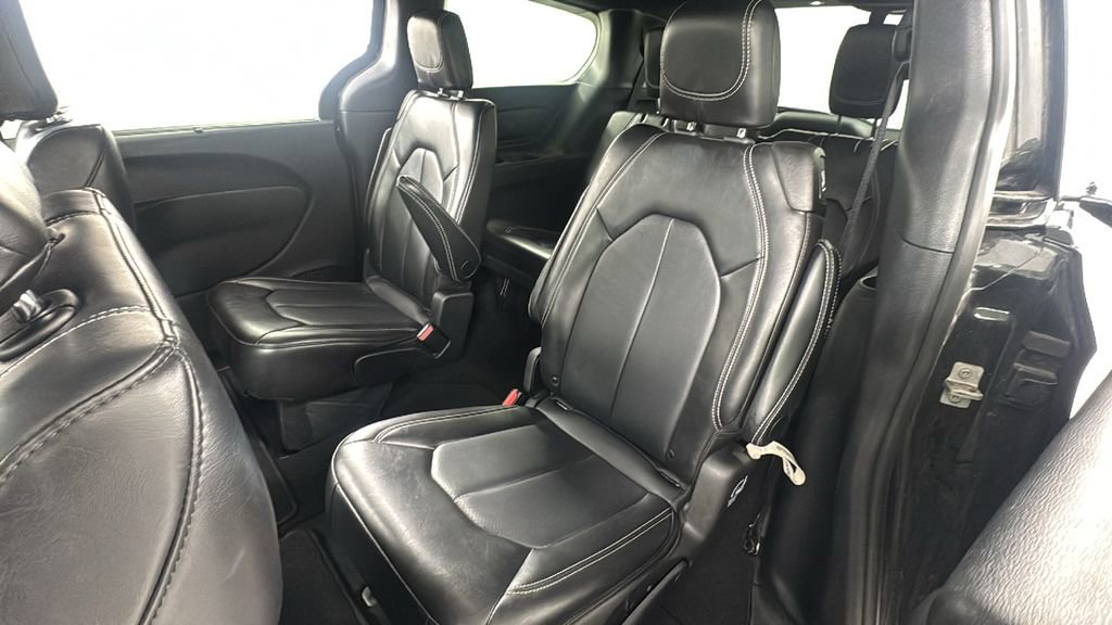 Used 2025 Chrysler Pacifica Select image 12