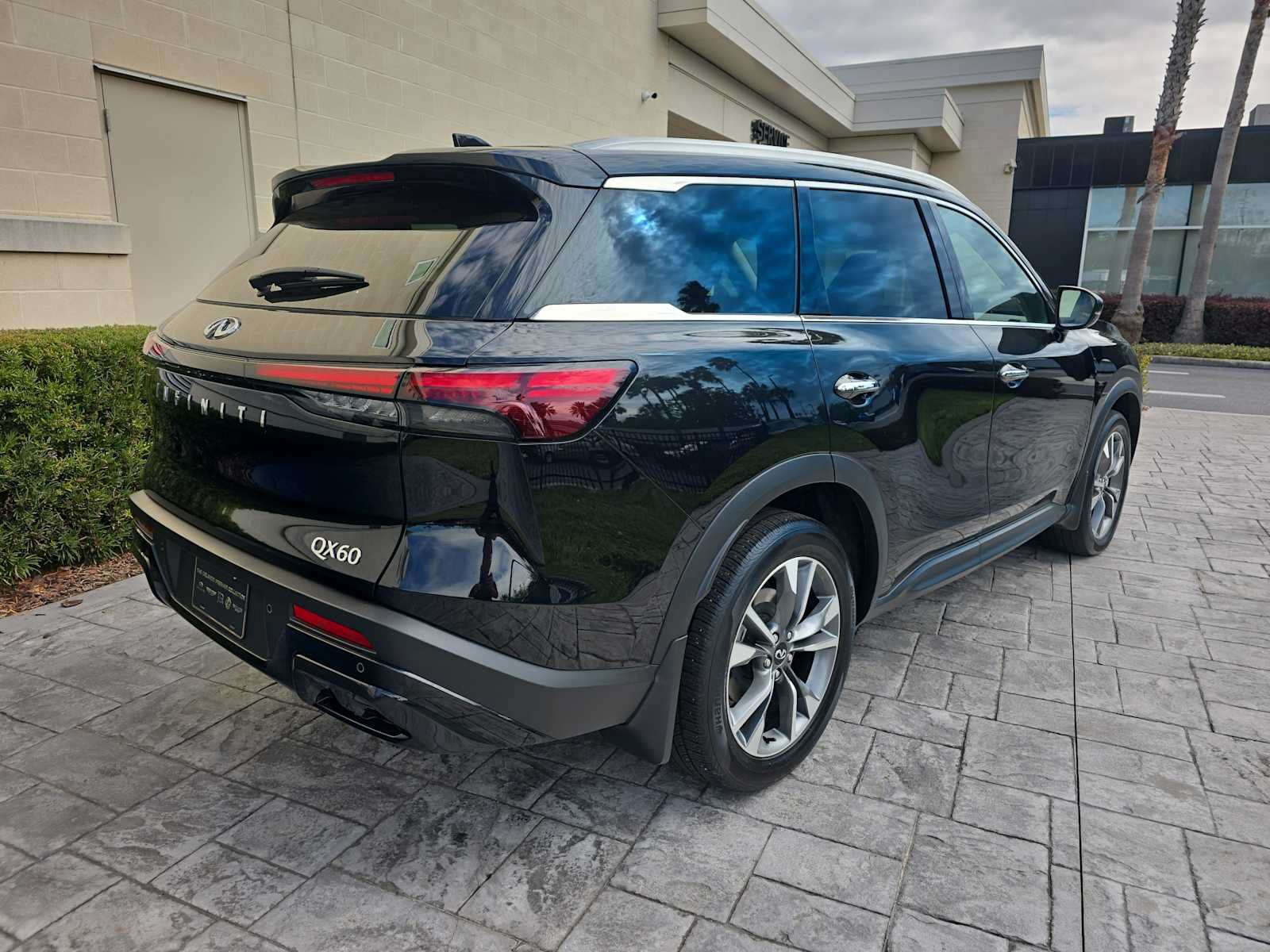 Used 2025 INFINITI QX60 Luxe FWD image 3