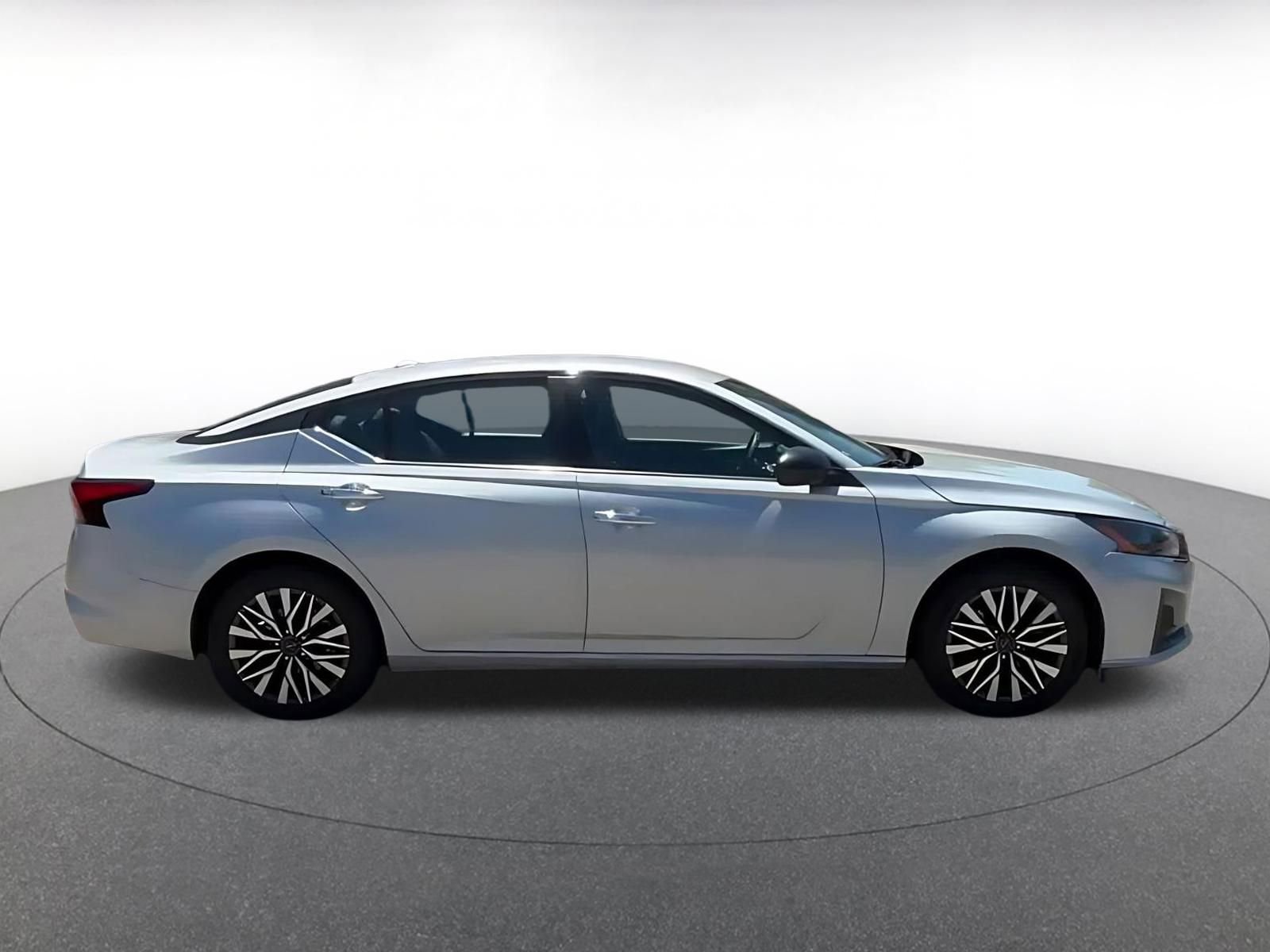 Used 2025 Nissan Altima 2.5 SV FWD image 16