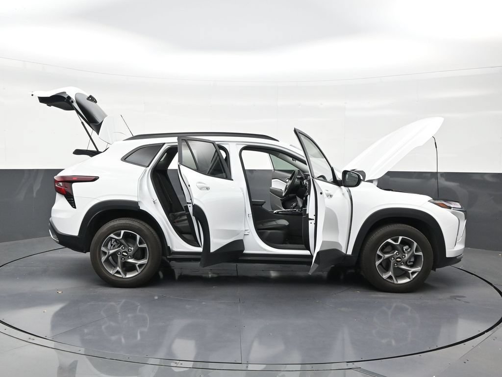 Used 2026 Chevrolet Trax LT FWD image 30