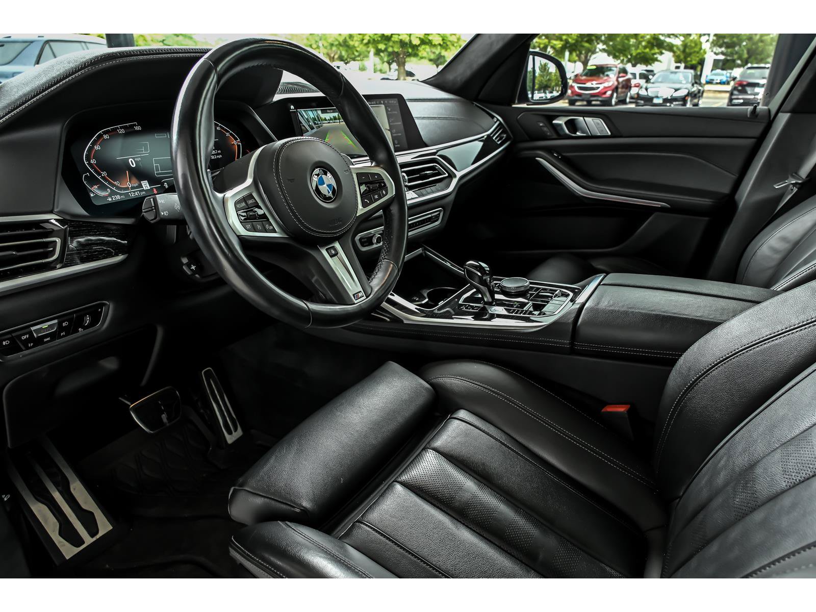 Used 2022 BMW X7 xDrive40i w/ M Sport Package AWD/4WD image 11