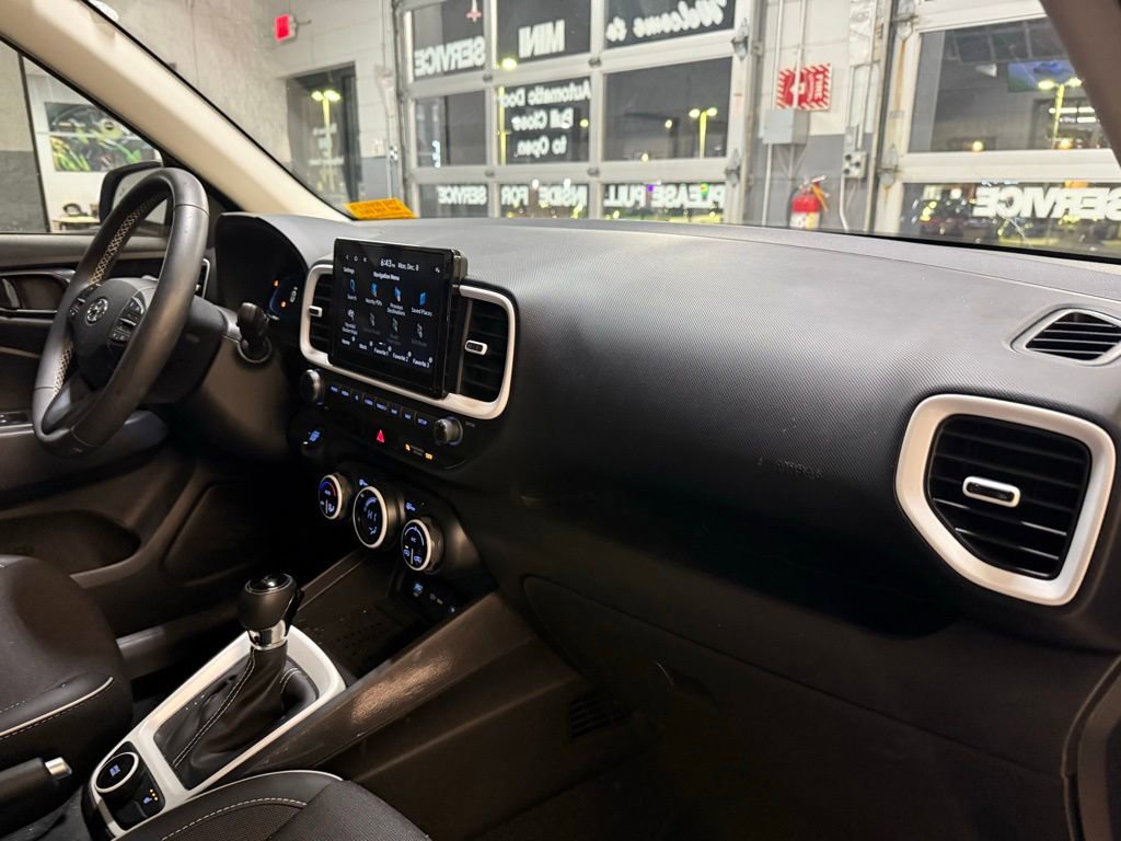 Used 2024 Hyundai Venue Limited image 34