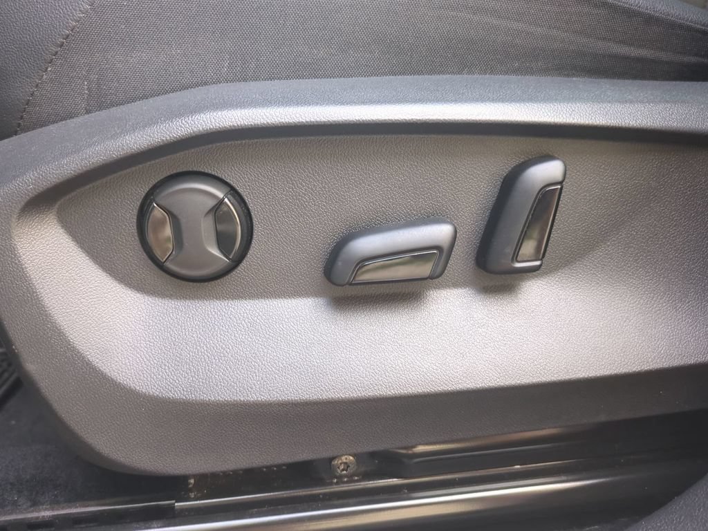 Used 2022 Volkswagen Tiguan SE w/ Panoramic Sunroof Package FWD image 24
