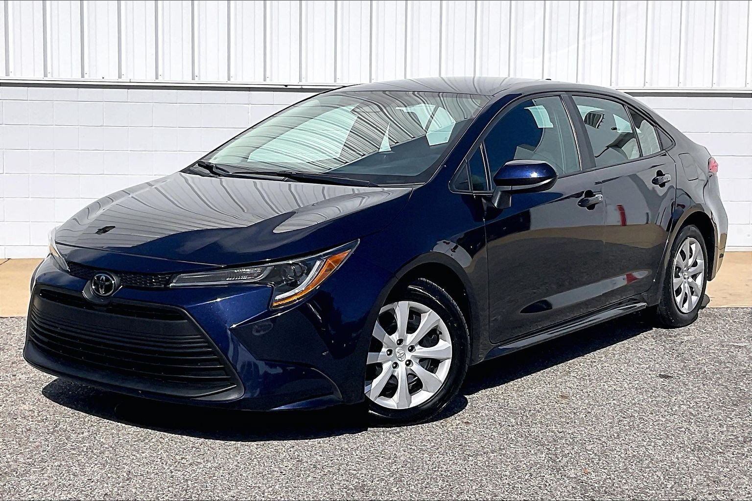 Used 2025 Toyota Corolla LE FWD image 2