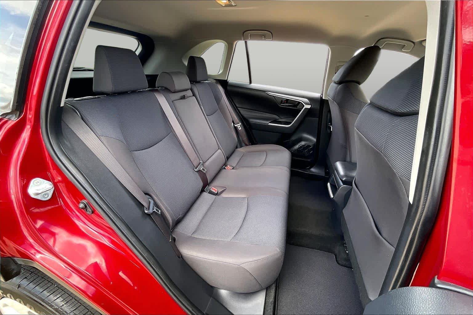 Used 2020 Toyota RAV4 LE FWD image 17