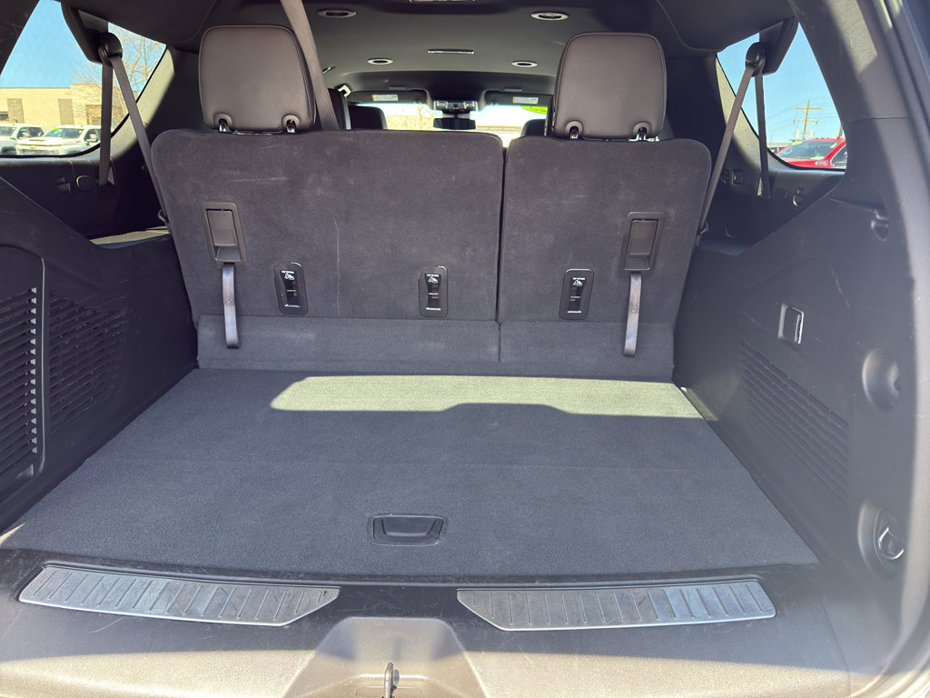 Used 2025 Chevrolet Suburban Z71 image 13