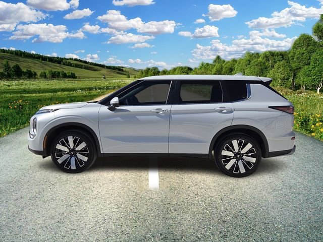 Used 2025 Mitsubishi Outlander SE image 3