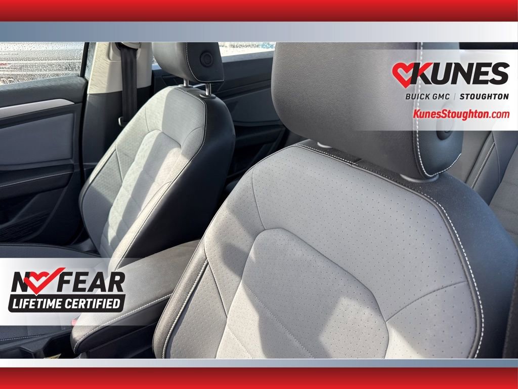 Used 2025 Volkswagen Jetta SE image 23