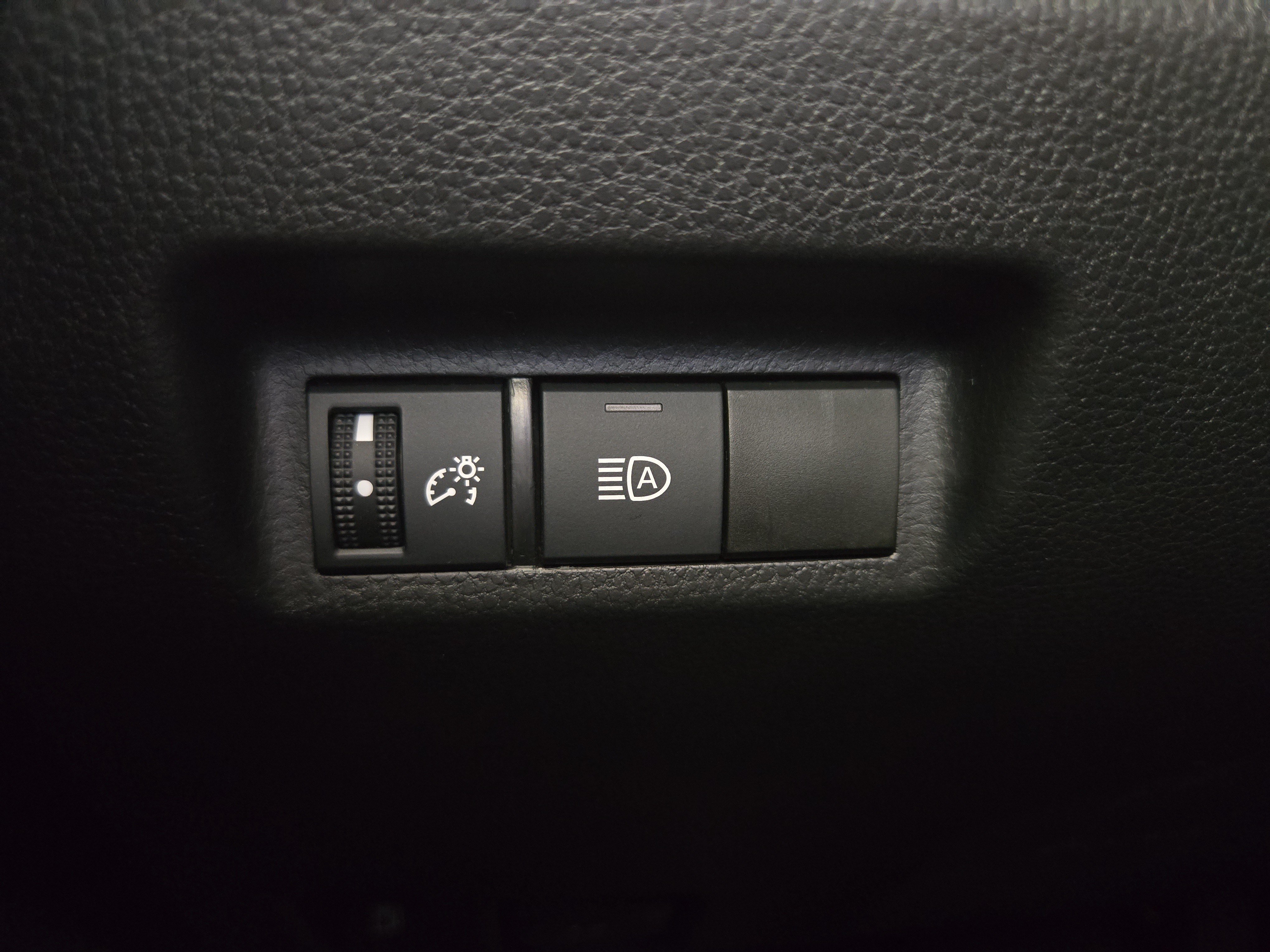 Used 2021 Toyota RAV4 LE AWD/4WD image 25