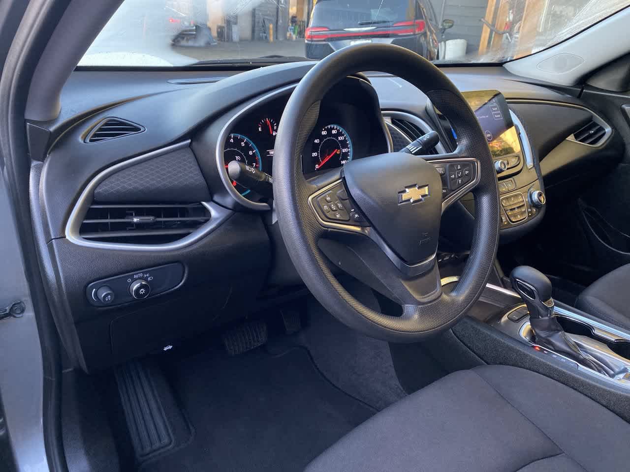 Used 2025 Chevrolet Malibu LT FWD image 2
