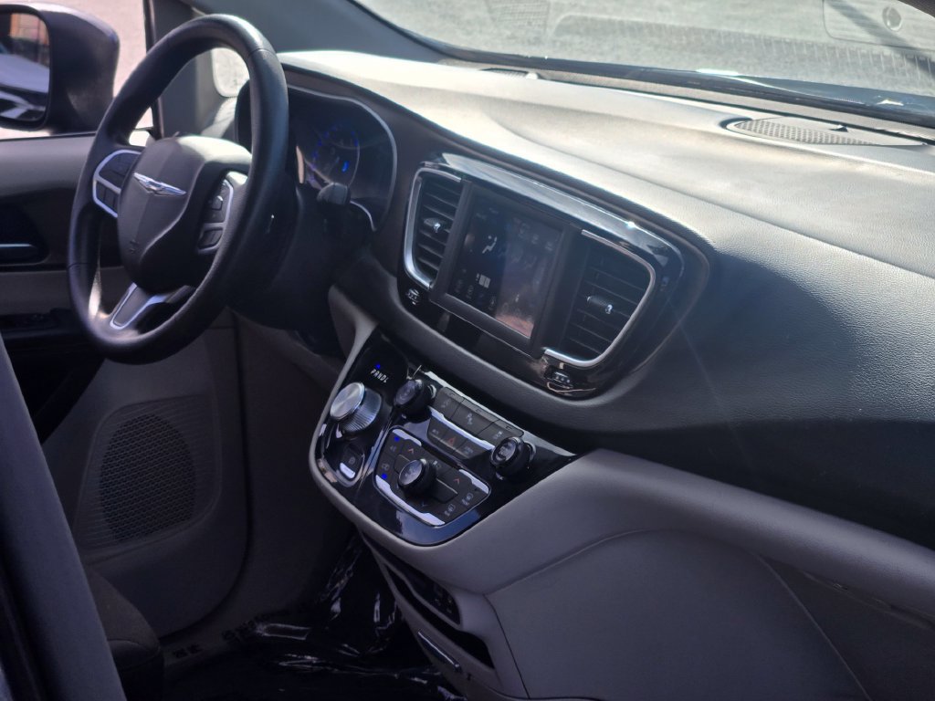 Used 2019 Chrysler Pacifica LX FWD image 10