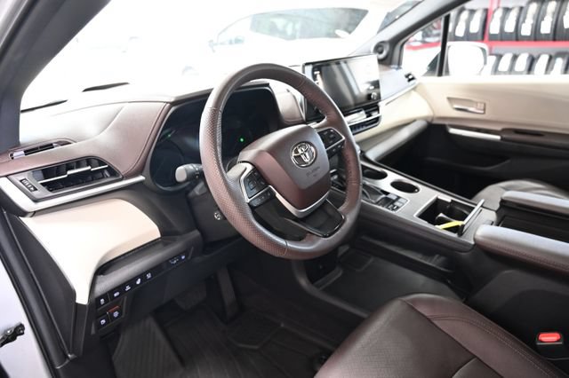 Used 2023 Toyota Sienna Platinum AWD/4WD image 26