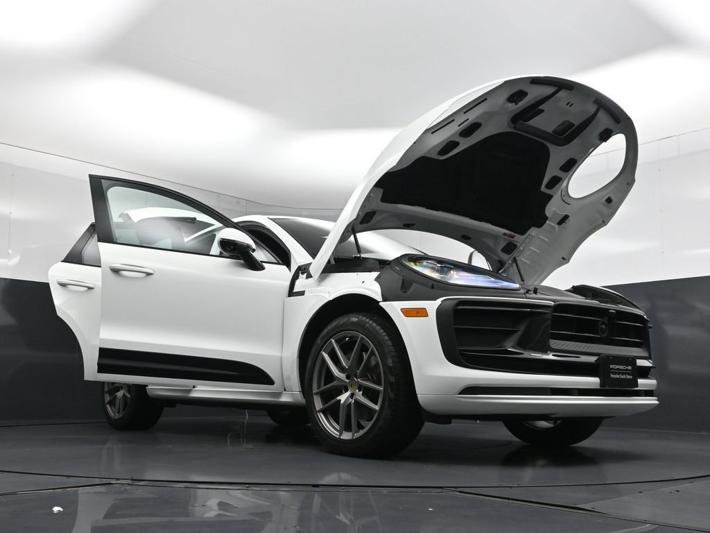 Certified 2025 Porsche Macan AWD/4WD image 35