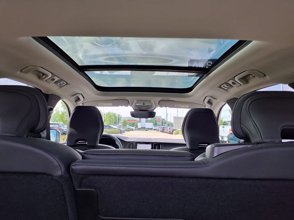 Certified 2025 Volvo XC60 B5 Plus AWD/4WD image 27