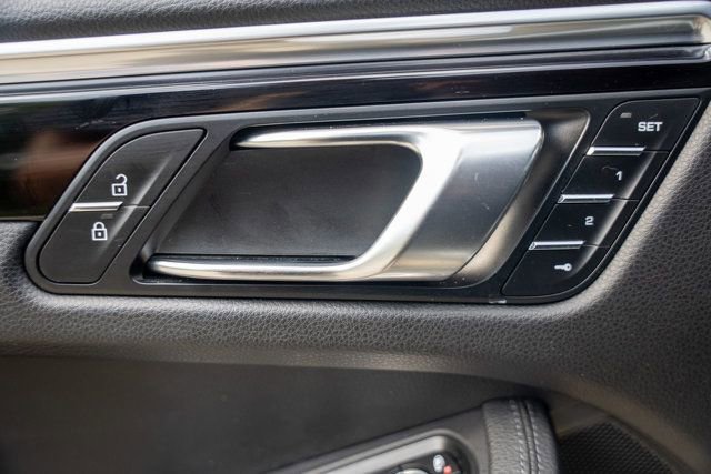 Used 2020 Porsche Macan AWD/4WD image 36