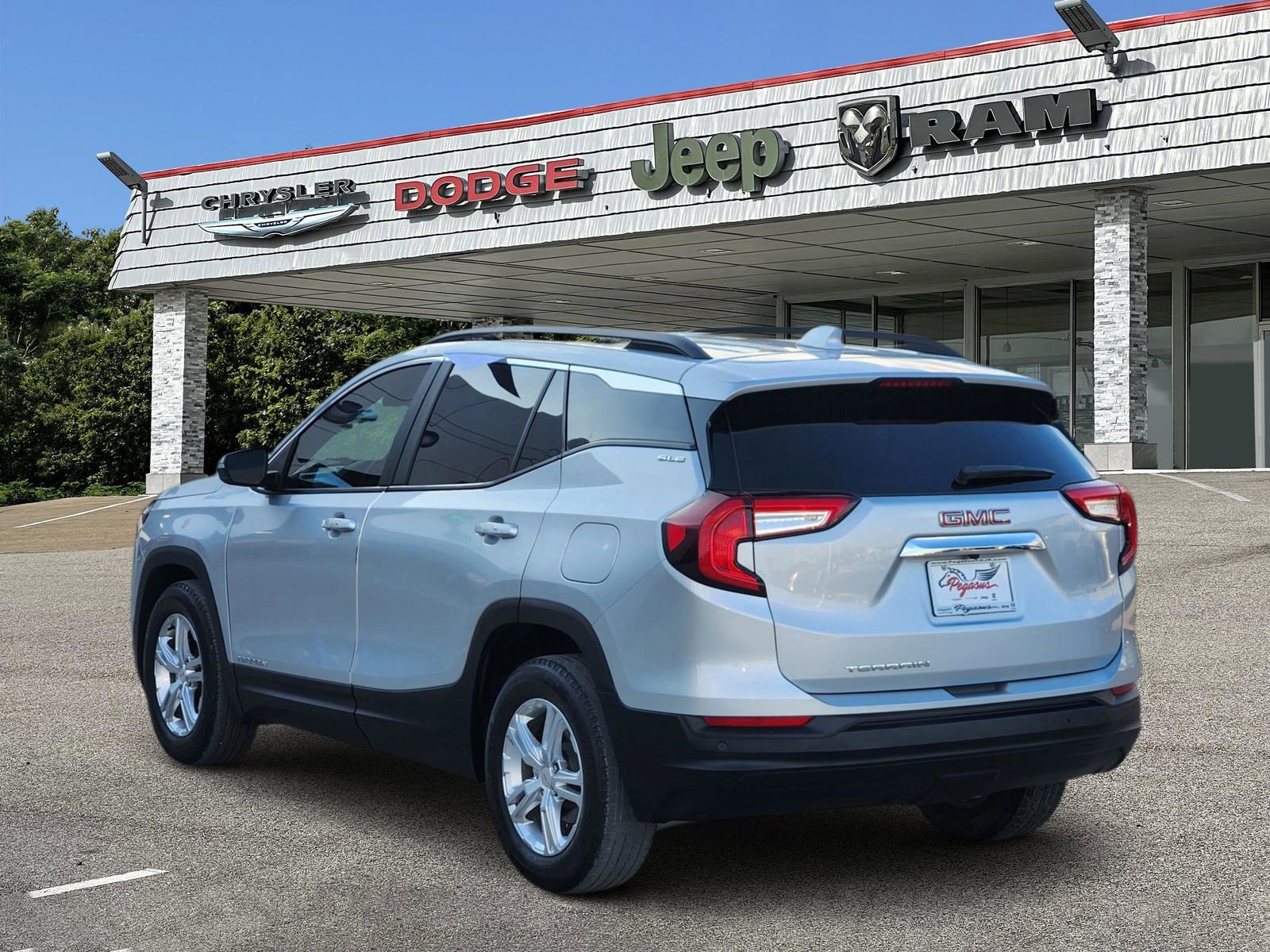 Used 2022 GMC Terrain SLE w/ Driver Convenience Package image 5