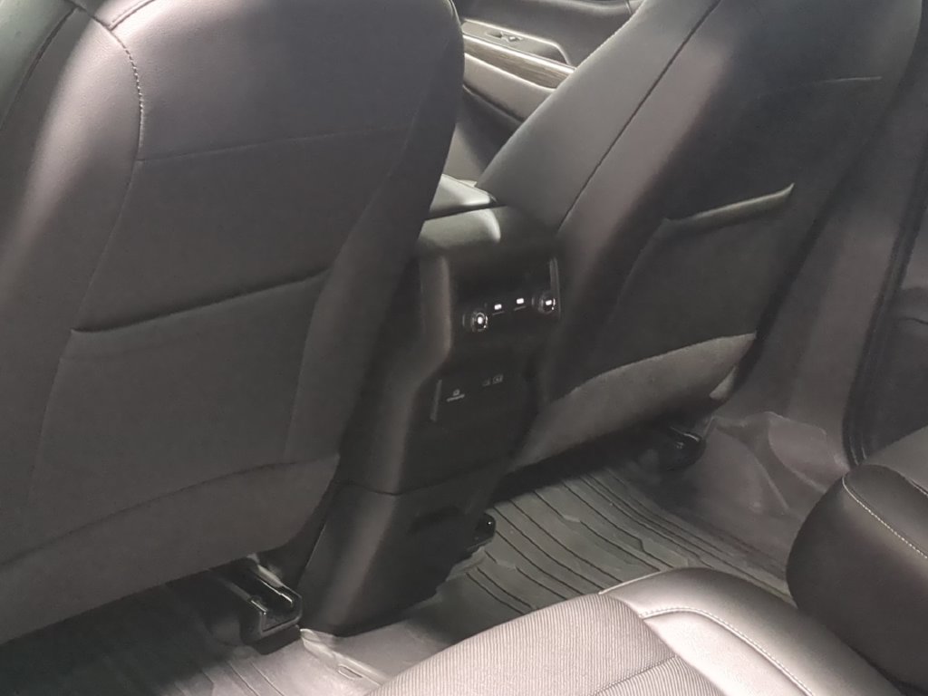 Used 2023 GMC Acadia SLT w/ LPO, Floor Liner Package AWD/4WD image 18