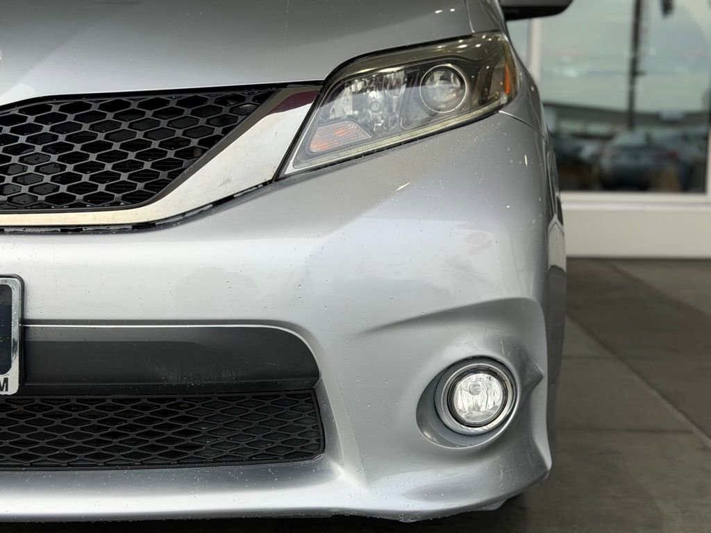 Certified 2017 Toyota Sienna SE w/ SE Preferred Package FWD image 5