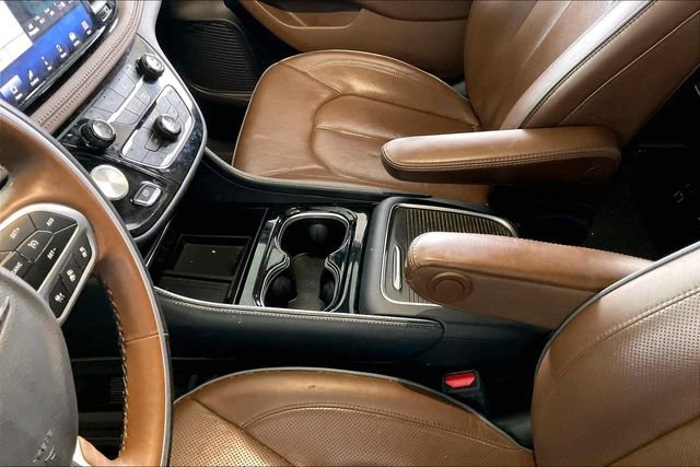 Used 2021 Chrysler Pacifica Limited w/ Uconnect Theater Family Group image 13