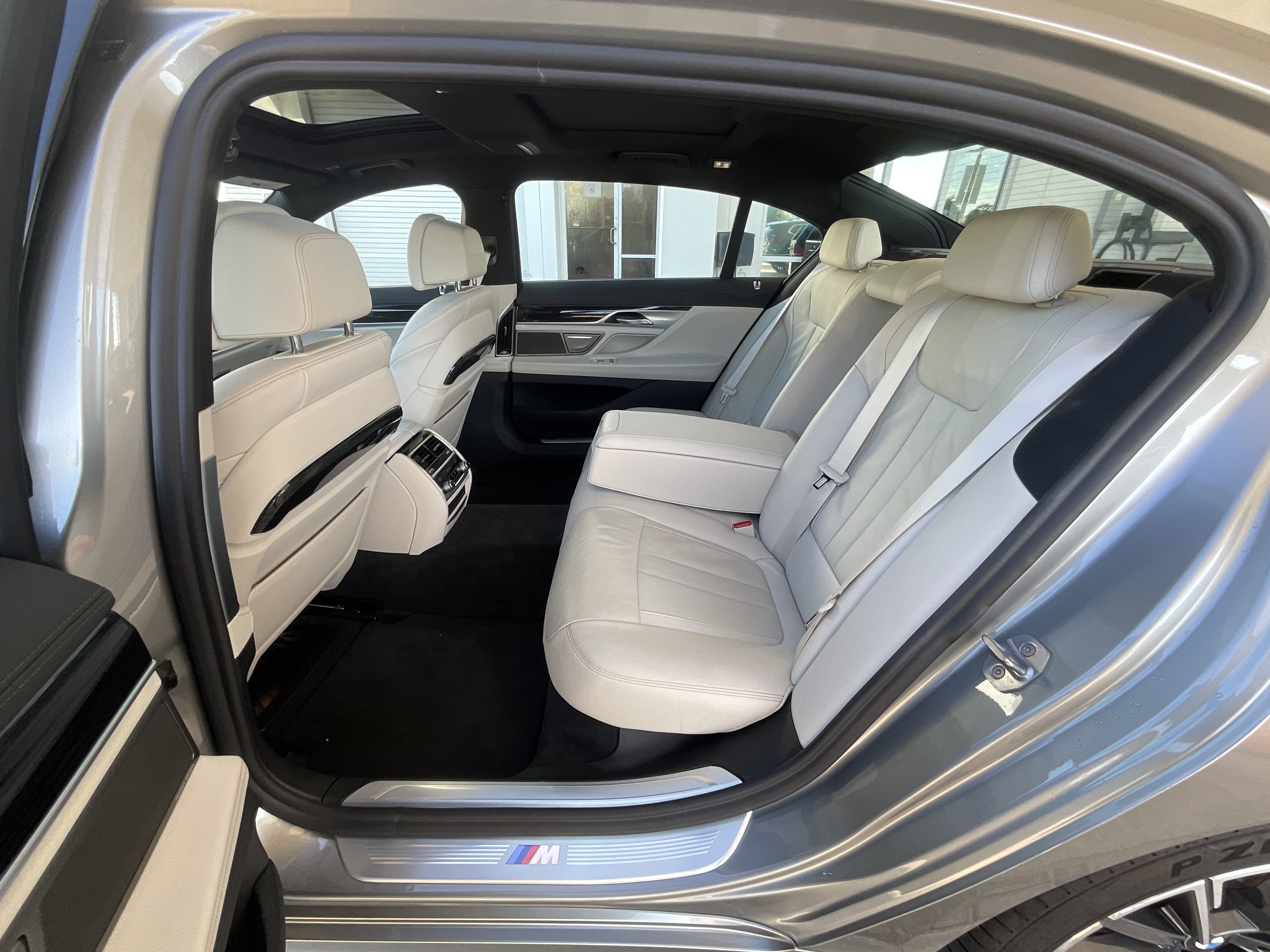 Used 2020 BMW 740i w/ M Sport Package RWD image 26