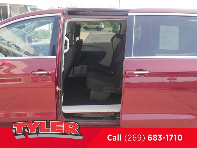 Used 2020 Chrysler Pacifica Touring w/ Cold Weather Group FWD image 18