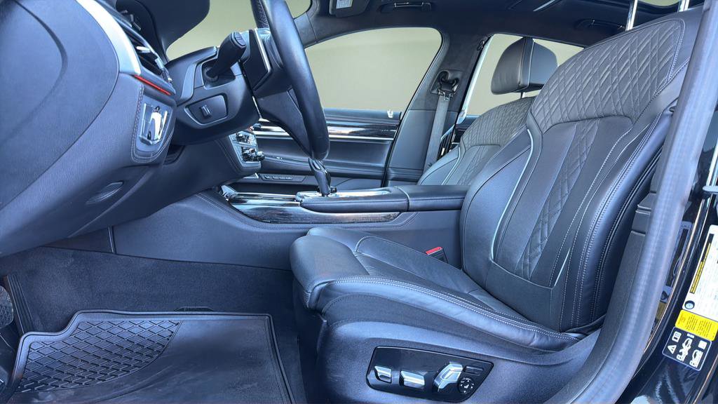 Used 2022 BMW 750i xDrive w/ Luxury Rear Seating Package image 14
