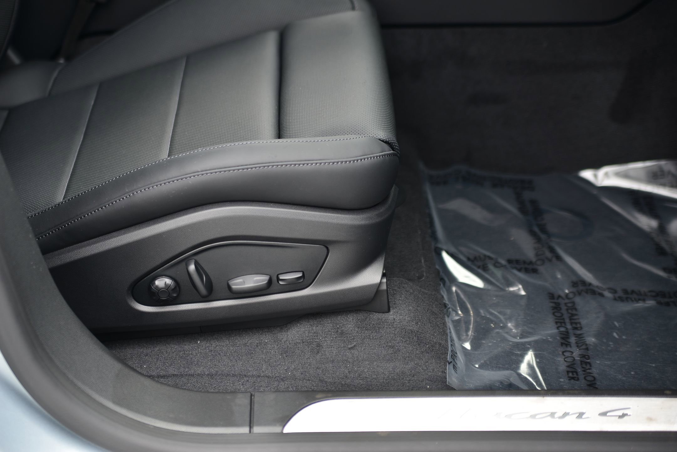 Certified 2025 Porsche Macan 4 Electric image 13